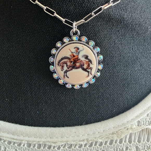TIPI RANGE RIDER SILVERTONE NECKLACE - Picture 1 of 3